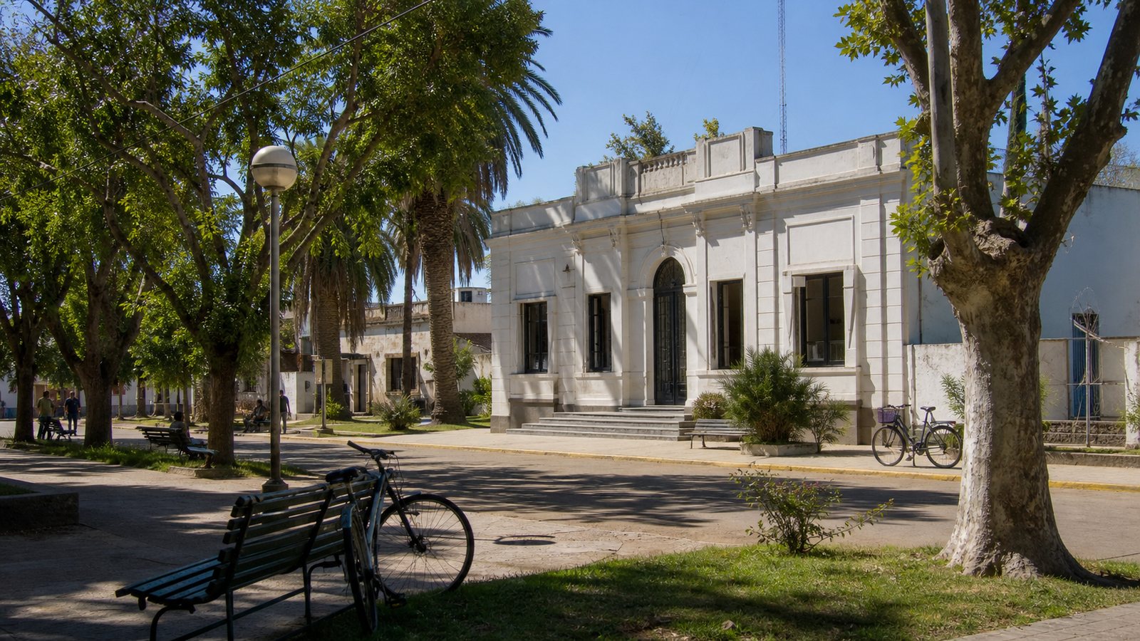 Edificio municipal y plaza de una localidad entrerriana, imagen ilustrativa de demostración